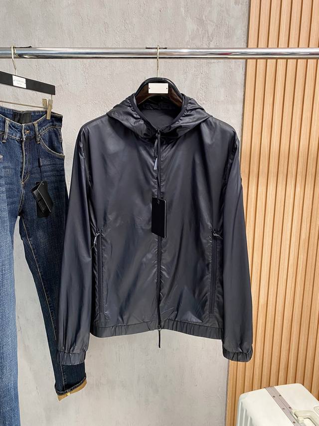 新一季Moncl 蒙口 春夏新品 Algobia男士连帽夹克风衣外套 原版购入七千九 ，Algobid夹克外套采用功能性尼龙面料制成，是前卫男装的典范之作Alg