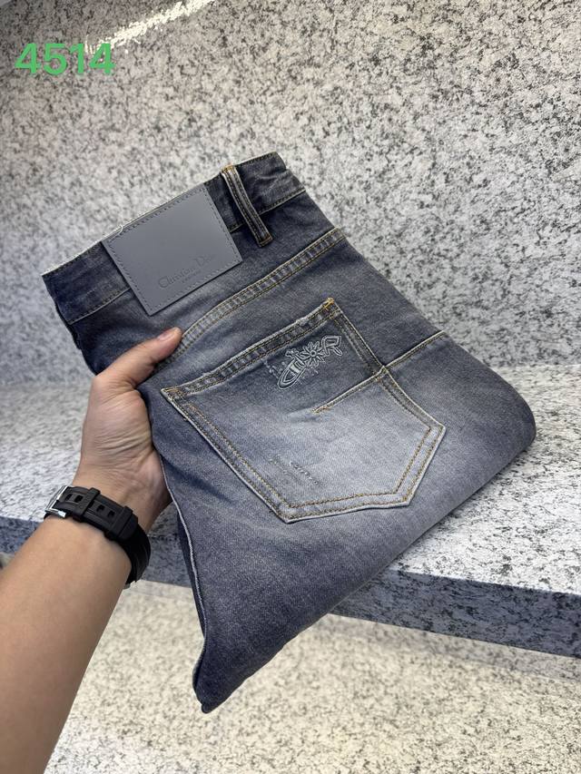 Diro迪澳新季爆款Cd家 潮流杏灰色 专柜代购新品秋冬牛仔裤浅复古水磨灰蓝色潮流 底部绣花新风格设计 柔软亲肤面料专柜订制奢华感铭牌皮标品质感细节处理满满到位