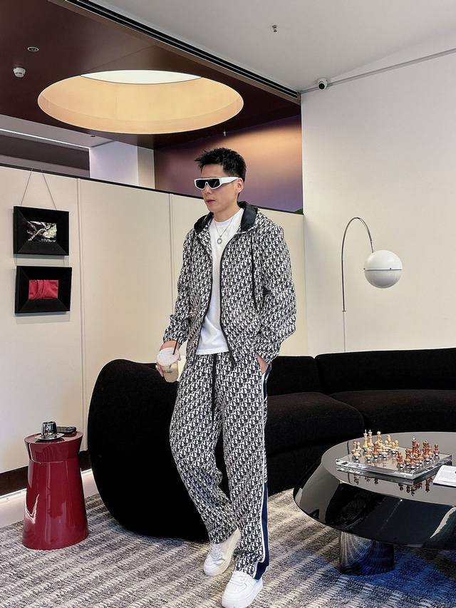 迪奥 Dior*休闲套装版型 2025秋冬款顶级进口私货，高端拼接连帽套装定制五金打造多拉链多口袋设计套装，专柜款时尚不失奢华 品质毋庸置疑 上身效果超赞，奢华