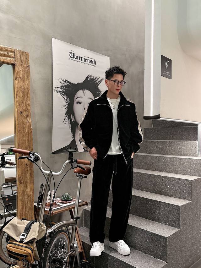 巴宝莉 Bbr*丝绒休闲套装版型 2025秋冬款顶级进口私货，高端拼接套装，定制五金打造多拉链多口袋设计套装，专柜款时尚不失奢华 品质毋庸置疑 上身效果超赞，奢