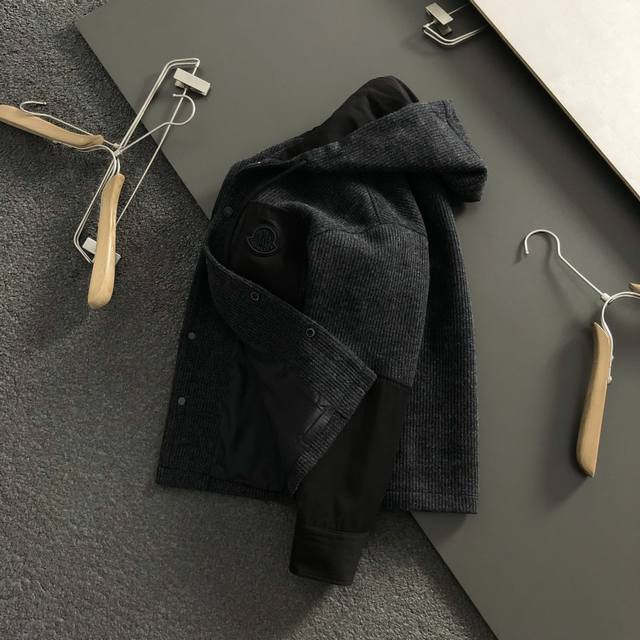 Bbr*合身版型M-Xxxl 2025秋冬潮牌黑灰拼接连帽外套，以经典黑色口袋皮牌Logo为主调，巧妙融入连帽双拼元素，打破传统外套的单调感，彰显个性与不羁。立