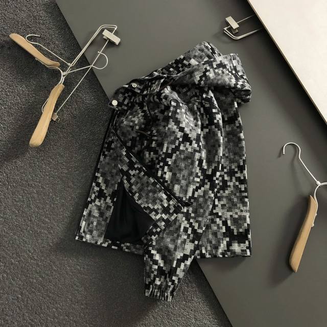 Bbr*合身版型M-Xxxl 2025秋冬潮牌棋盘格连帽外套，以经典黑灰相间格子为主调，巧妙融入连帽撞色元素，打破传统外套的单调感，彰显个性与不羁。立体剪裁贴合