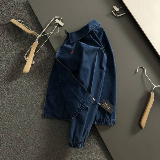 polo*微宽版型S-Xl 2025秋冬潮牌外套，以经典黑色为主调，巧妙融入红色刺绣元素，打破传统夹克的单调感，彰显时尚商务立体剪裁贴合身形，落肩款设计利落有型