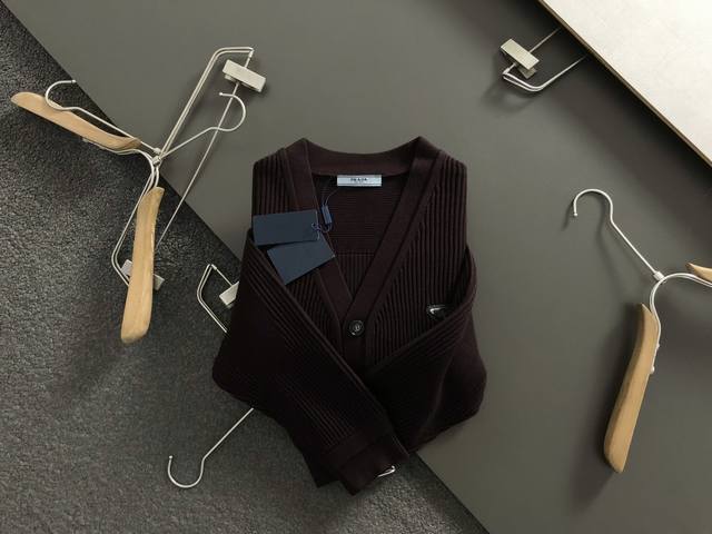 prad*宽松版型M-Xxxl 2025秋冬潮牌针织开衫外套，以经典黑色为主调，巧妙融入金属三角标元素，2侧拉链融合，打破传统针织衫的单调感，彰显个性与不羁。立