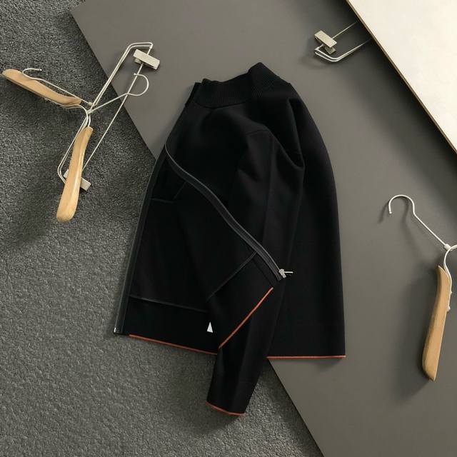 Zeg*合身版型M-Xxxl 2025秋冬简约百搭针织外套，以经典黑咖提花为主调，巧妙拉链元素，打破传统老钱的单调感，彰显个性与不羁。立体剪裁贴合身形，设计利落