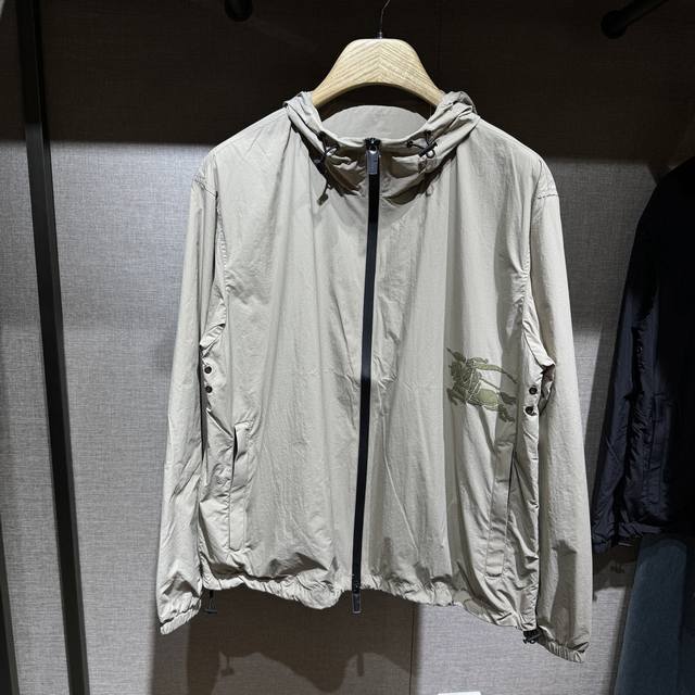上新，Bbr科技感面料带帽拉链风衣外套。面料上手质感很不错，订织科技感聚酯纤维面料，黑色，卡其色，尺码:S-M-L-Xl-Xxl。