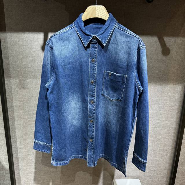 上新，时尚宠儿Ami宽松版型洗水做旧牛仔外套。洗水做工效果很好的一款，男女都可穿版型上身效果也很好！尺码:M-L-Xl-Xxl。