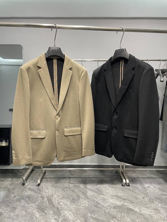 Bur25Fw秋冬新款进口羊毛混纺翻领西服，男士经典战马刺绣商务休闲西装夹克外套！贸易公司渠道稀出，领先官网发售！一款结合了优雅与实用性的高端男士外套，其经典的