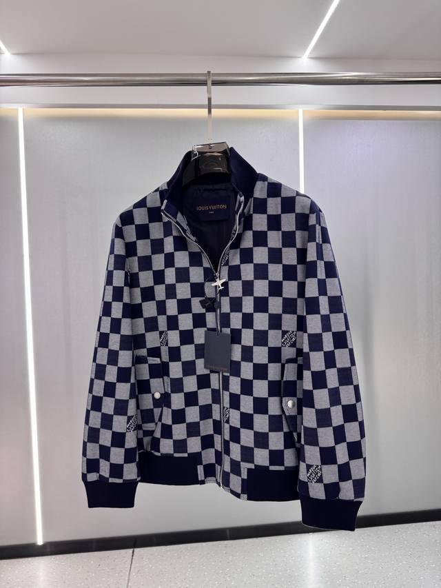 25秋冬新品Lv提花棋盘格夹克外套 专柜定制面料 透气舒适度高，细节无可挑剔，品牌元素设计理念，体现高品质。手感细腻柔软！呈现休闲裁剪，上身版型超赞！穿上就是舒