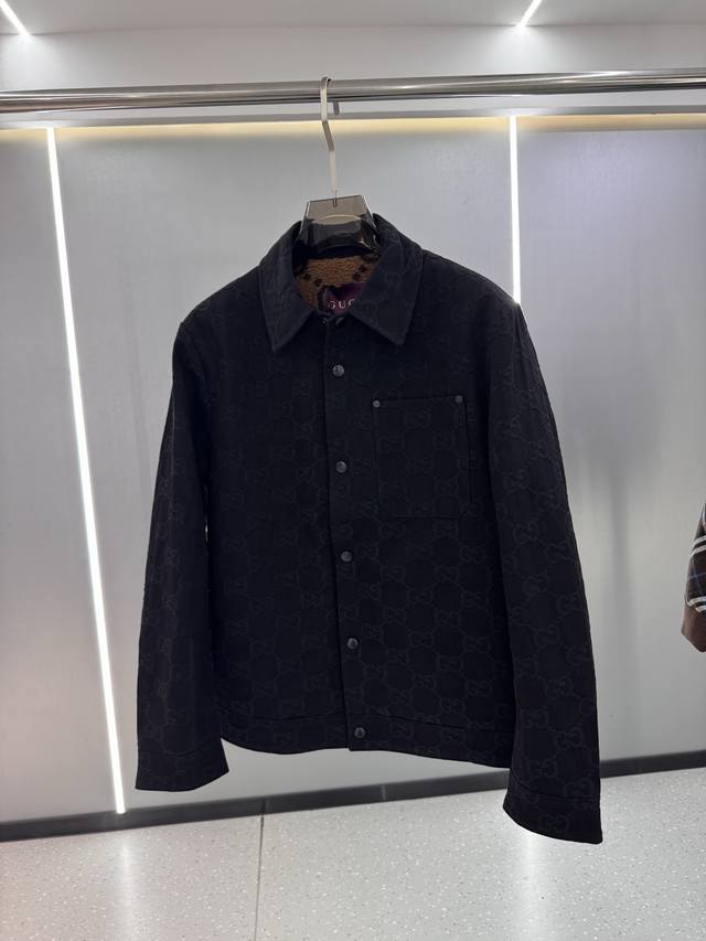 25秋冬新品#古驰 双G提花翻领夹克外套# 轻奢主义 男女日常通勤穿搭必备单品 正确版本随意对比 正面为原材料高密度棉质帆布 进行全副双G提花工艺制作 内里定制