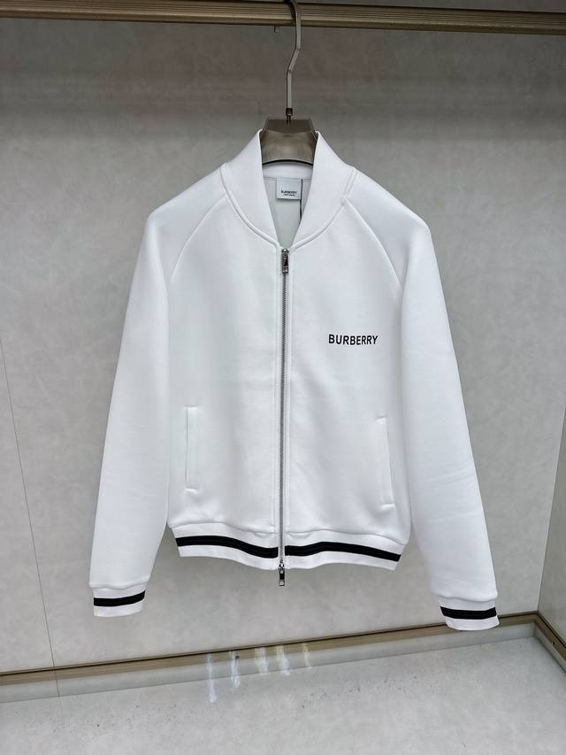 Burberry巴宝莉独家专供最新时尚外套 经典设计感与颜值爆棚的外套，品质更是无法挑剔品控可以直接入手，不容过错的高端臻品！通过细节图片便可感受到它强悍的气场