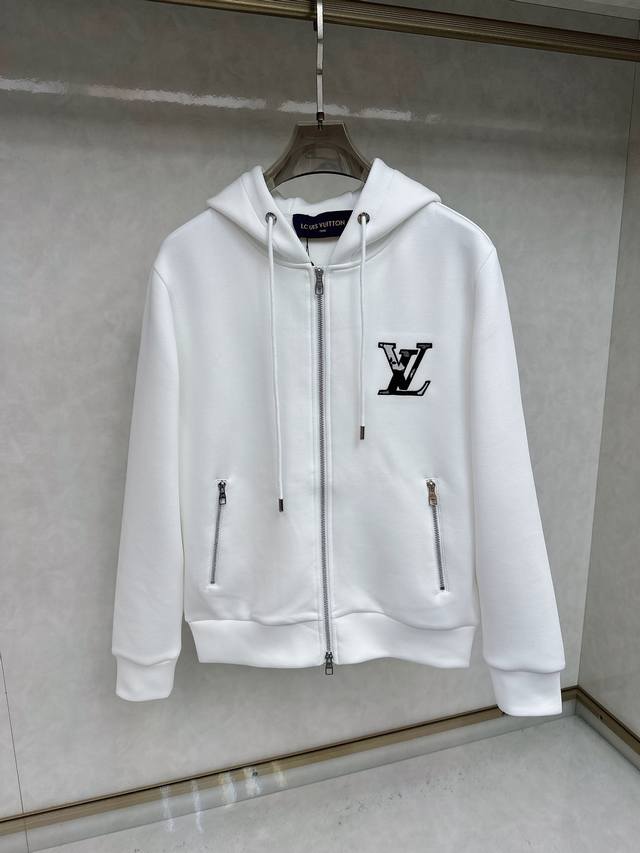 Lv 独家专供最新时尚连帽外套 经典设计感与颜值爆棚的外套，品质更是无法挑剔品控可以直接入手，不容过错的高端臻品！通过细节图片便可感受到它强悍的气场，聚温保暖效