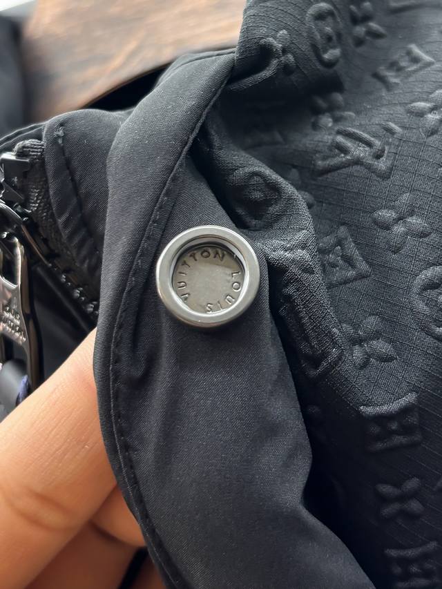 90鹅绒 认准细节 高版本配有蓝色防尘袋 1V25Fw秋冬新款暗纹老花拼接拉链羽绒夹克，男女同款袖臂橡胶铭牌可拆卸连帽立领羽绒服外套！贸易公司渠道稀出，同步官网