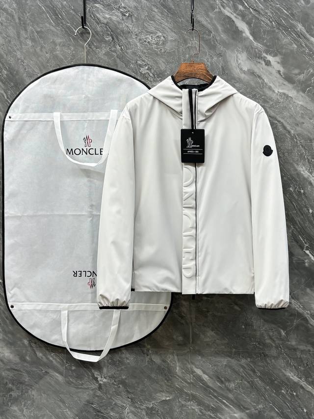 Mon 25Ss新品，polset短款羽绒夹克以90年代的简约风格为灵感，具有简洁的流线型廓形设计。采用尼龙面料制成，可调节兜帽可为您提供额外的保护。采用双层尼
