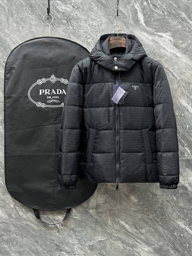 双面穿 pra25Fw秋冬新款黑色尼龙防水立领羽绒夹克，男士经典三角标徽章时尚暗纹提花双面穿羽绒服外套！贸易公司渠道稀出，同步官网发售！作为男装类目的高端定位品
