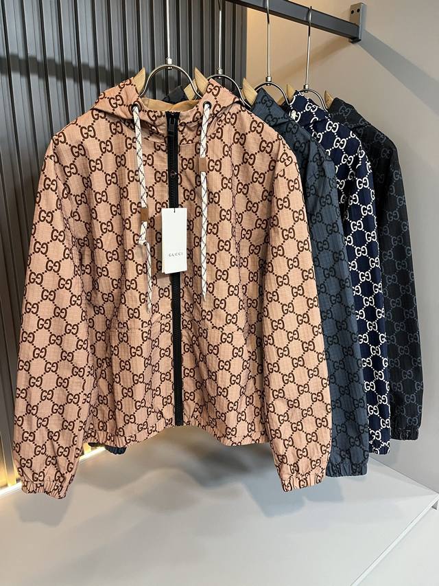 Gucc*古家 2025秋冬最新系列！男女同款夹克外套，贸易公司渠道稀出，同步官网发售 ！ 新时尚元素设计！胸前标志图案Logo设计！为全新系列注入满满活力，选