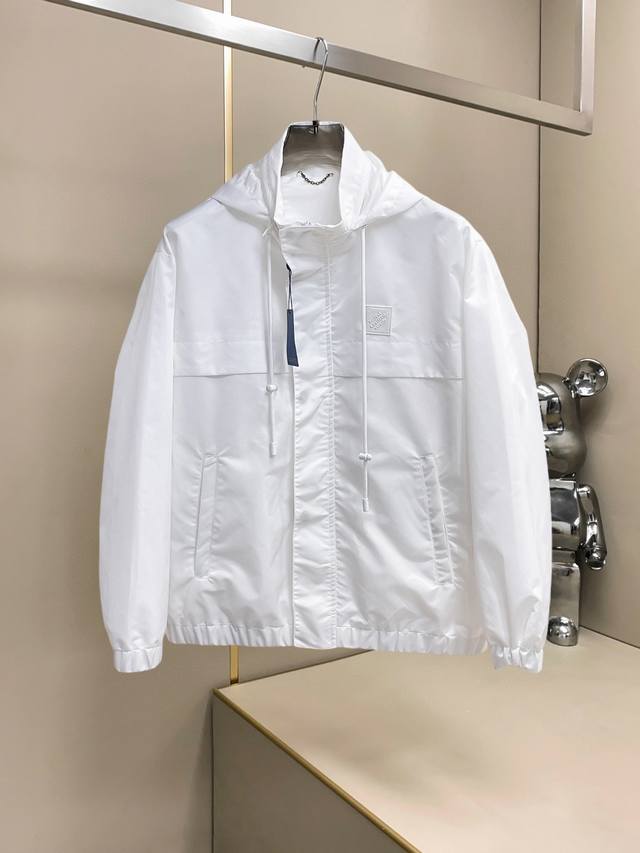 Lv 2025秋季新款休闲夹克外套，最新时尚休闲夹克，时尚夹克外套基础常规的连帽夹克版型裁剪，上身百搭简约不挑人，轻松应对各种场合与环境，属于日常通勤必备的臻品