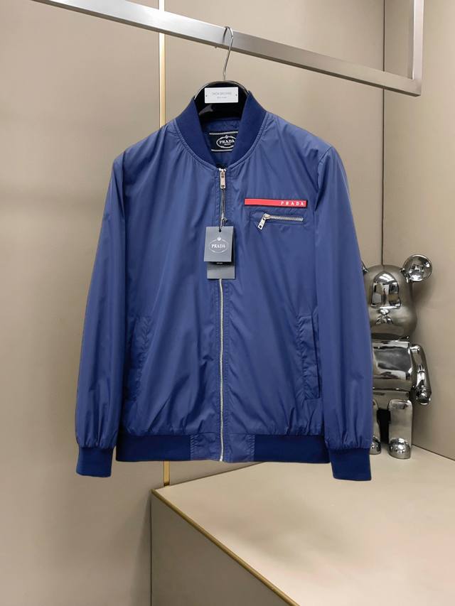 普拉达 2025秋季新款休闲夹克外套，最新时尚休闲夹克，时尚夹克外套基础常规的连帽夹克版型裁剪，上身百搭简约不挑人，轻松应对各种场合与环境，属于日常通勤必备的臻