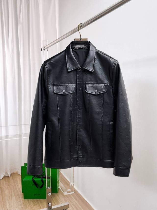 Lv 官网同款，提前发售！2025Ss秋季新款男士皮衣夹克外套，原单三标齐全高端版本！带隐藏帽，专柜定制面料 透气舒适度高，细节无可挑剔，品牌元素设计理念，体现