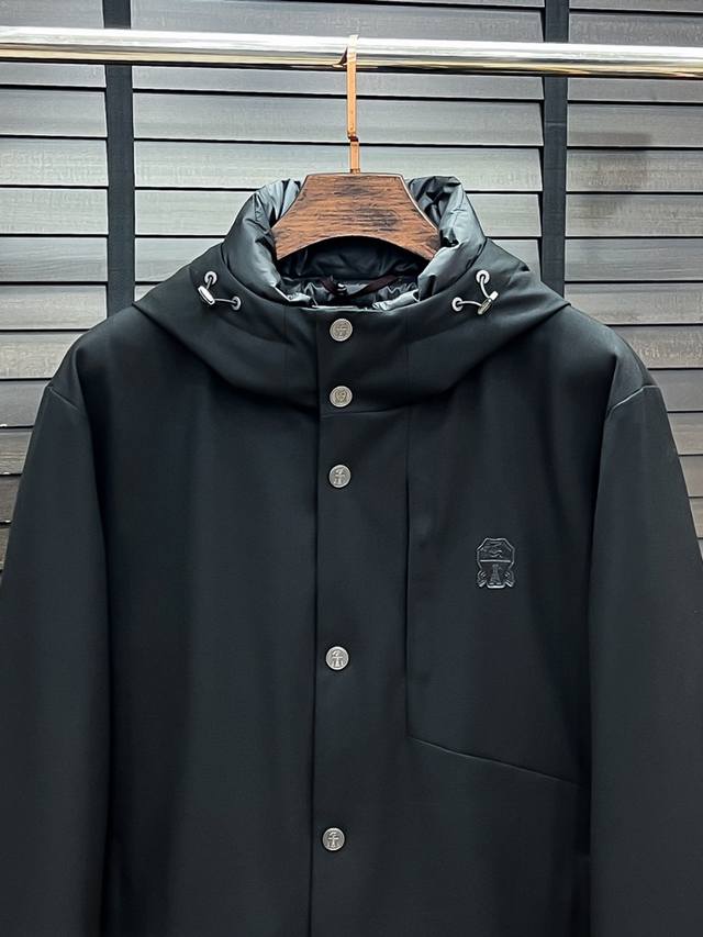 羽绒服- 。 Bc-Brunello Cucinelli 25秋冬时尚连帽夹克羽绒 内冲100G-90白鸭绒，轻薄有型，上身不臃肿，颇具意大利典型风格的时装，贸