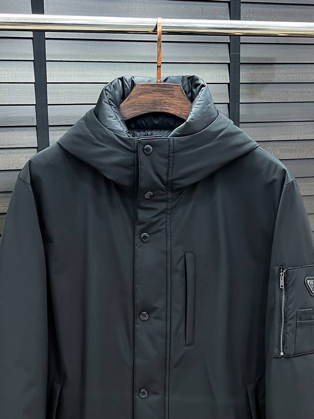 羽绒服- 。prada-普拉达 25秋冬时尚连帽夹克羽绒 内冲100G-90白鸭绒，轻薄有型，上身不臃肿，颇具意大利典型风格的时装，贸易公司渠道臻品 在面料选取