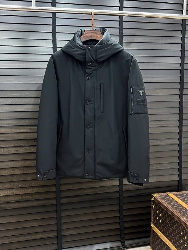 羽绒服- 。prada-普拉达 25秋冬时尚连帽夹克羽绒 内冲100G-90白鸭绒，轻薄有型，上身不臃肿，颇具意大利典型风格的时装，贸易公司渠道臻品 在面料选取