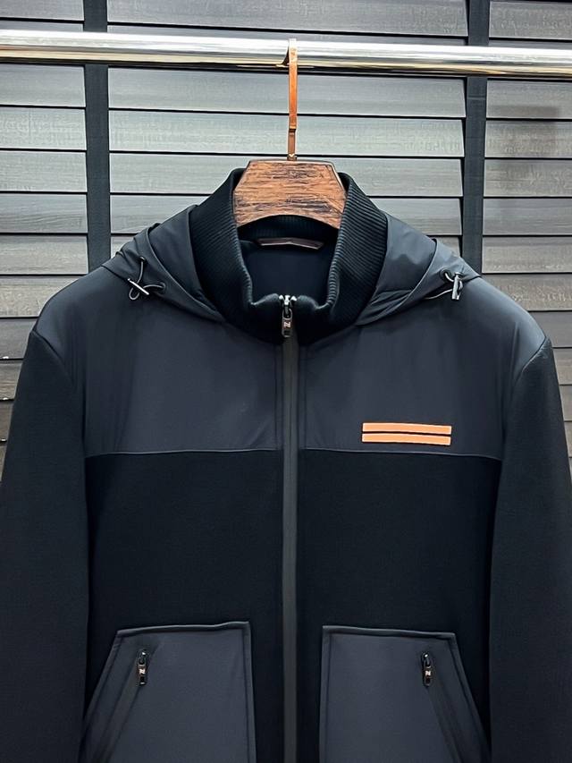 羽绒服- 。Zegna-杰尼亚 25秋冬时尚小连帽针织袖轻薄羽绒 内冲80G-90白鸭绒，轻薄有型，上身不臃肿，前左立体咖色两条杠，颇具意大利典型风格的时装，贸