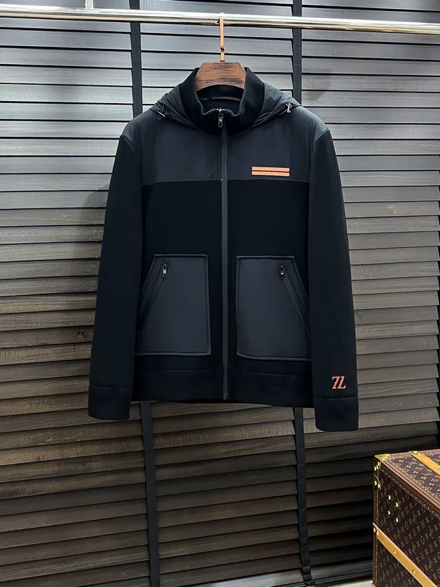 羽绒服- 。Zegna-杰尼亚 25秋冬时尚小连帽针织袖轻薄羽绒 内冲80G-90白鸭绒，轻薄有型，上身不臃肿，前左立体咖色两条杠，颇具意大利典型风格的时装，贸