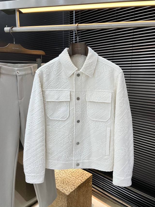 Dio- 迪奥 重磅推荐！ 秋冬季新品 简约大方夹克 进口原版高品质羊毛莫代尔面料，垂度和光泽绝对是提气，简约设计 款式更显青春活力，车工走线整齐平整，所有五金