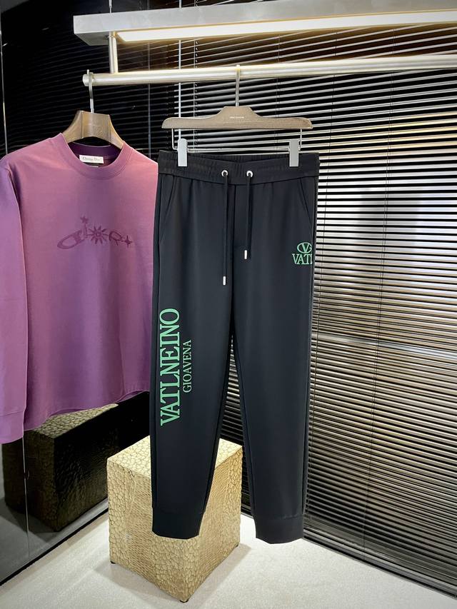Vltn- 华伦天奴 2025秋季新款，专柜最新休闲裤。原版裤型上身休闲百搭、随性慵懒范，定制原版进口新柔丝面料 面料舒适，品质感极强，上身效果极佳 舒适感爆棚