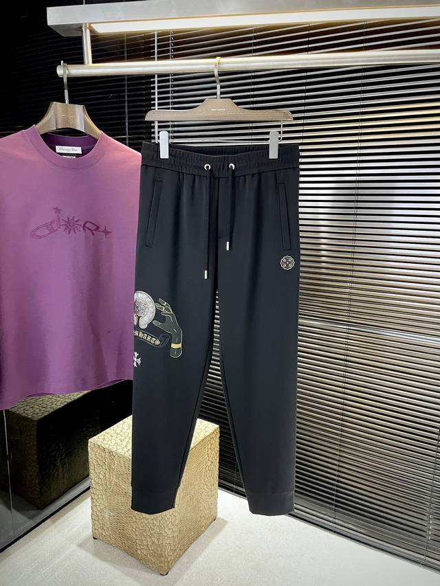 Chrome Hearts 克罗心 2025秋季新款，专柜最新休闲裤。原版裤型上身休闲百搭、随性慵懒范，定制原版进口天丝莫代尔面料 面料舒适，品质感极强，上身效
