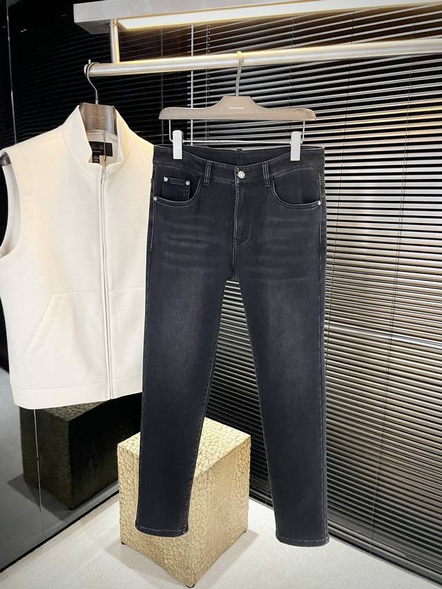 Dio- 迪奥 2025秋冬新款牛仔裤 进口意大利高定牛仔面料 时尚休闲 常规版型 微弹力面料 面料舒适柔软，突破常规牛仔的面料手感，不闷热，舒适感极佳。随意百