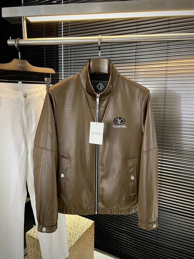 p Vltn- 华伦天奴 重磅推荐！2025秋冬新品 官网同步发售 简约大方夹克 进口原版高品质聚脂纤维面料，填冲韩国丝绒，垂度和光泽绝对是提气，门襟设计 更显