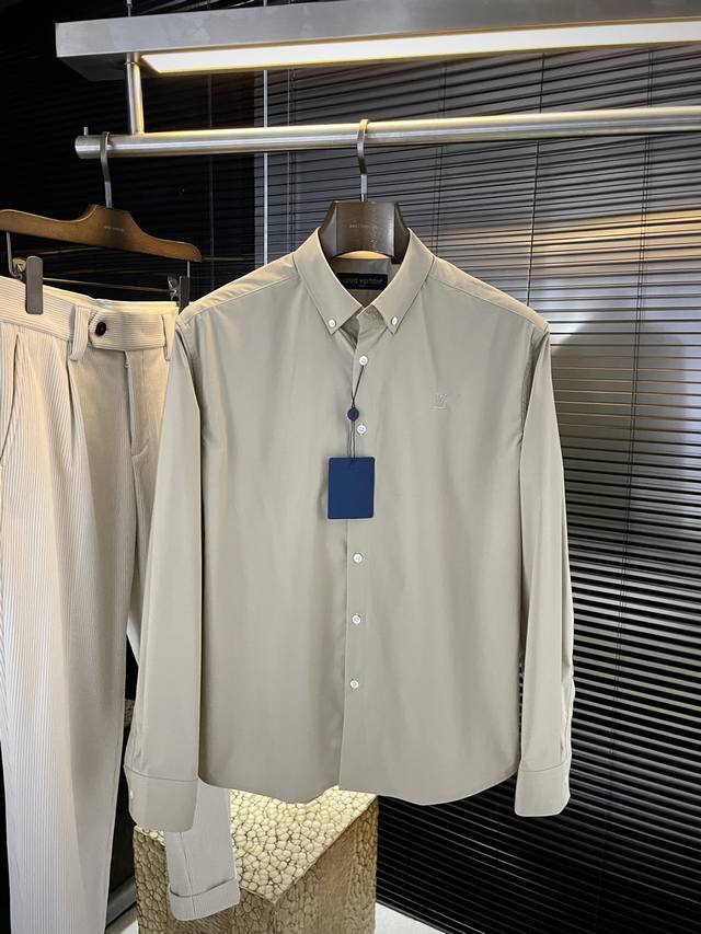 Louis Vu 路易 2025秋季新品 重新诠释经典元素的同时，最新潮流配饰 时尚人士的青睐 简约的风格令您更具个性，特殊面料展现典雅绅士风范。特殊100%棉