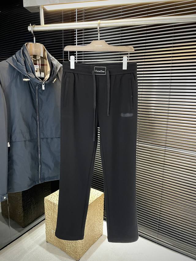 Dio- 迪奥 2025秋季新款，专柜最新休闲卫裤。原版裤型上身休闲百搭、随性慵懒范，定制原版进口聚脂纤维面料 面料舒适，品质感极强，上身效果极佳 舒适感爆棚。