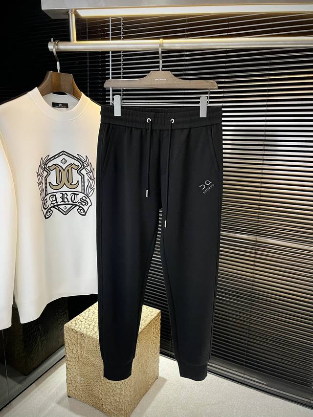 Loew 罗意 2025秋季新款，专柜最新休闲卫裤。原版裤型上身休闲百搭、随性慵懒范，定制原版进口聚脂纤维面料 面料舒适，品质感极强，上身效果极佳 舒适感爆棚。