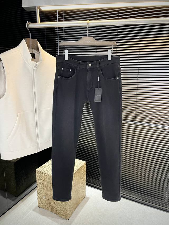 Emporioarm- 阿玛 2025秋冬新款牛仔裤 进口意大利高定牛仔面料 时尚休闲 常规版型 微弹力面料 面料舒适柔软，突破常规牛仔的面料手感，不闷热，舒适
