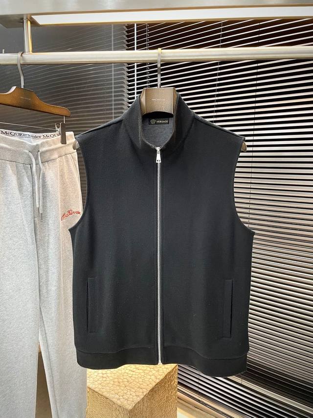 Versace- 范思哲 2025秋季新品秋 外贸公司订单 简约风格时尚马甲 进口原版高品质绵羊毛腈纶面料，垂度和光泽绝对是提气，更显青春活力，车工走线整齐平整