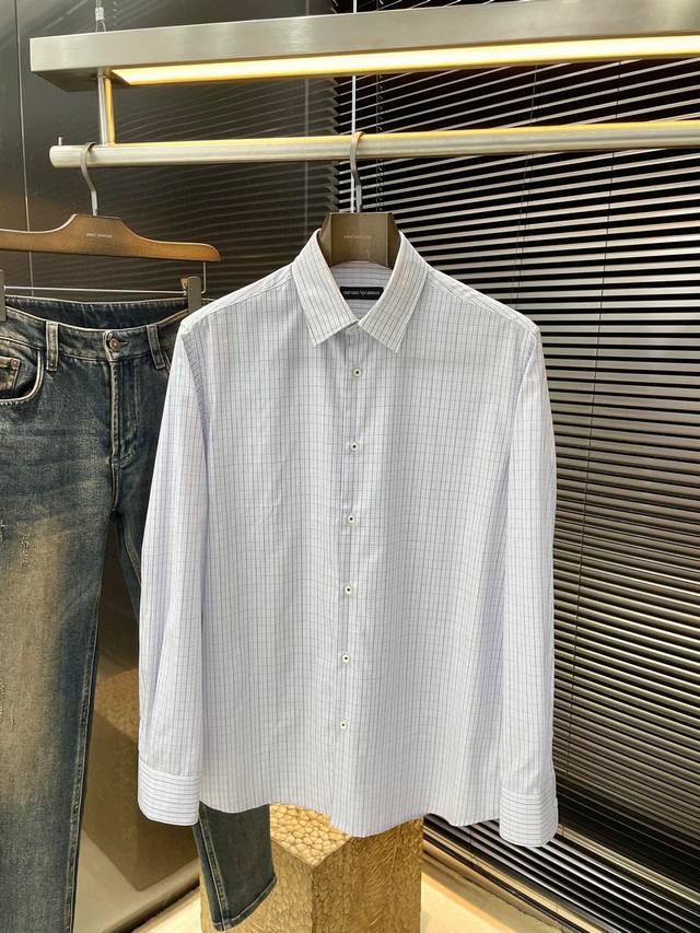 Emporioarmin- 阿玛尼 2025秋季新品 重新诠释经典元素的同时，最新潮流配饰 时尚人士的青睐 简约的风格令您更具个性，特殊面料展现典雅绅士风范。特