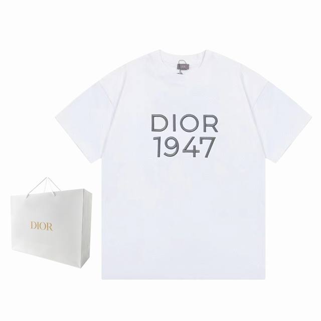 Dior迪家 新款 定制32支290G棉盖棉面料 已洗水处理 不缩水 不变形 不掉色 不掉毛 高密度刺绣1947字母Logo 男女同款 短袖T恤 颜色: 黑 白