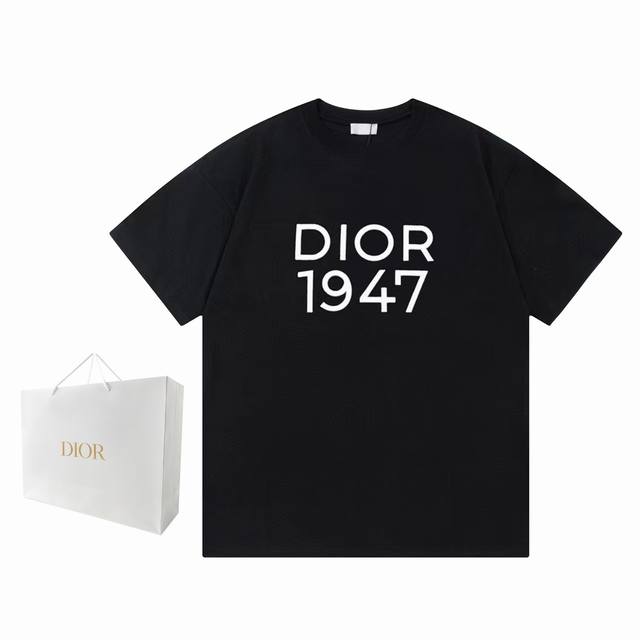 Dior迪家 新款 定制32支290G棉盖棉面料 已洗水处理 不缩水 不变形 不掉色 不掉毛 高密度刺绣1947字母Logo 男女同款 短袖T恤 颜色: 黑 白