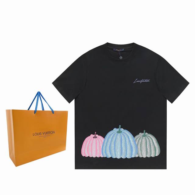 Louis Vuitton 路易威登202新款 彩色波点南瓜短袖 于胸前及下摆描摹艺术家笔下标志性的幻彩南瓜图案 由彩色波点组成的抽象画作品 草问弥生合作系列