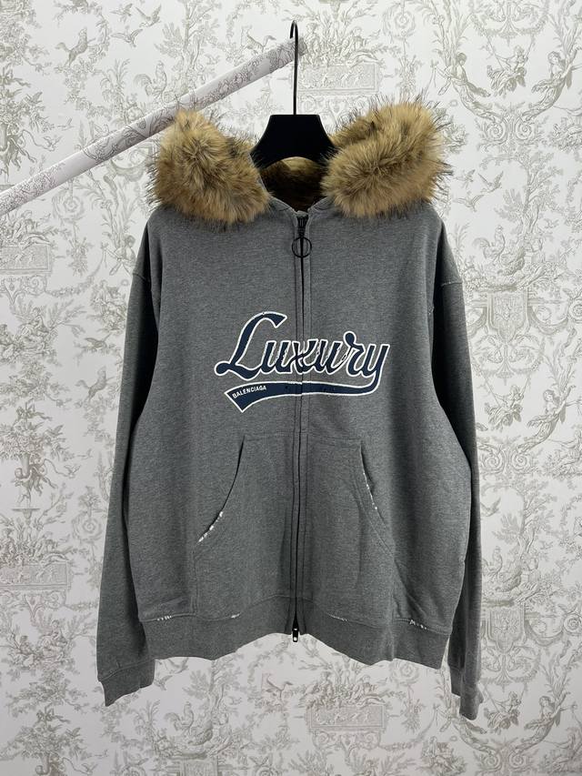 巴黎 25Ss新款Luxury Script廓形拉链连帽卫衣Luxury Script深杂灰色和蓝色廓形拉链连帽卫衣，亮相于Balenciaga 2025冬季系