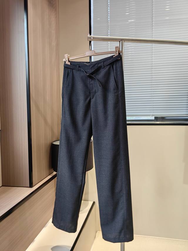 码数：S M L 精裁系带裤子 面料与工艺：这款西裤可能采用70％聚酯纤维30％绵羊毛垂感面料 口袋布：100%棉