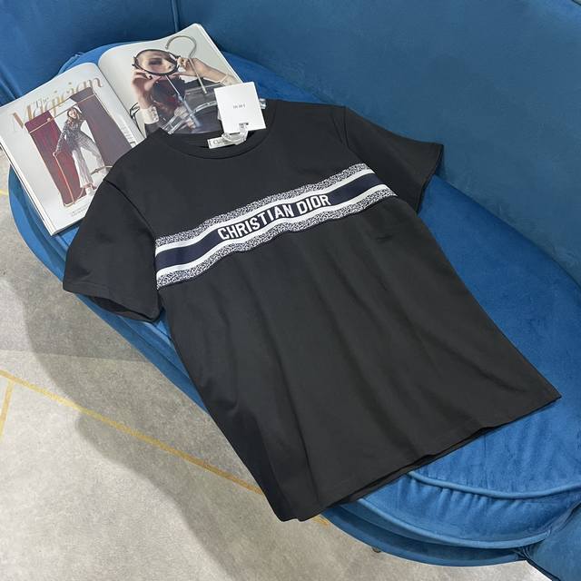 Dio 24春夏新款字母刺绣织带图案短袖T恤 面料精心制作，突显 “Christian Dior”标志图案1色码数Sml