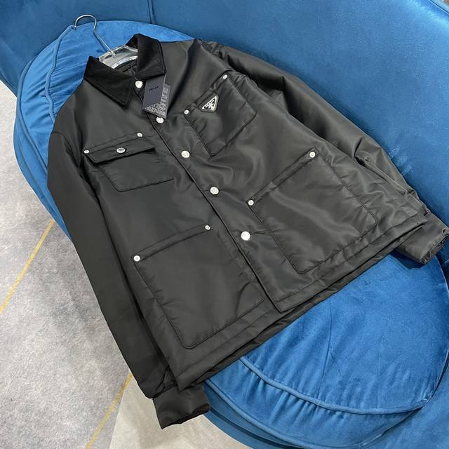 prada 秋冬新款棉服钮扣款式 夹棉服外套，再生尼龙材质 防风防水面料 百搭保暖上档次 ，超级超级酷帅 1色码数Smlxl