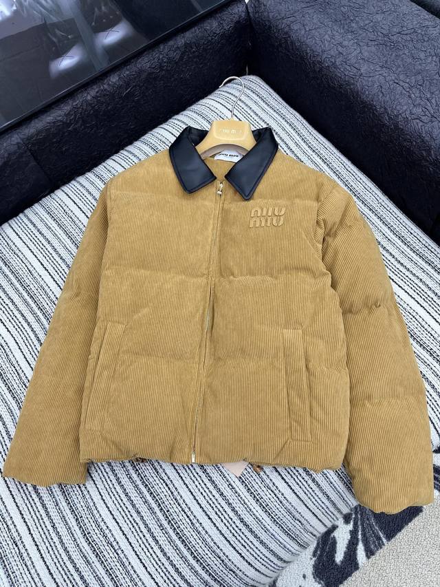 爆款现货 原单品质 Miu Mi*｜25秋冬新品灯芯绒棉服外套 撞色皮质翻领，订制拉链，云朵般柔软的舒适感Yyds！ 可甜可盐气质少女风！ 定位字母贴布绣，面料