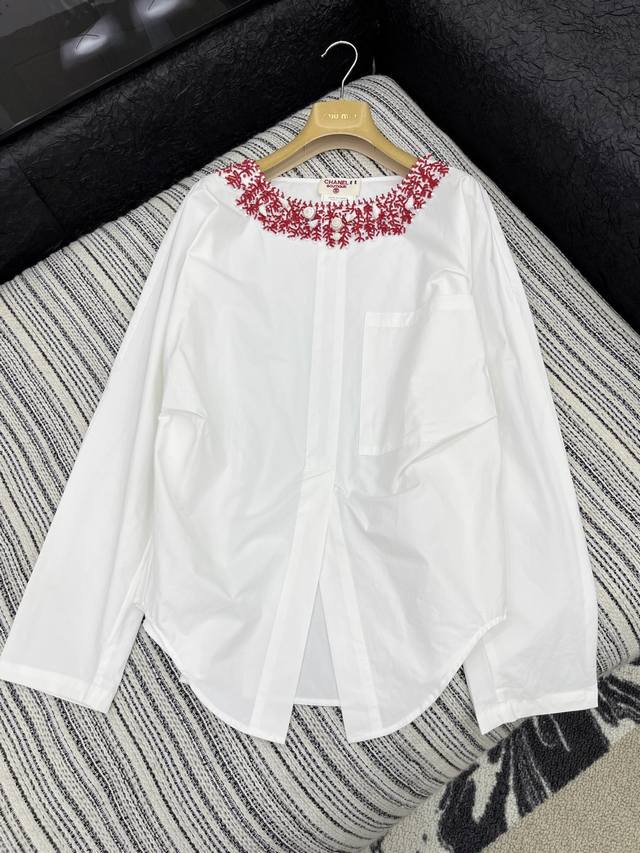 爆款现货 原单品质 Chane*｜2025新品中古风重工手工订珠长袖衬衫 不规则下摆设计 定制Yb进口材质 肌理明显 质感上乘 进口面料打造小香风典范 纯手工订