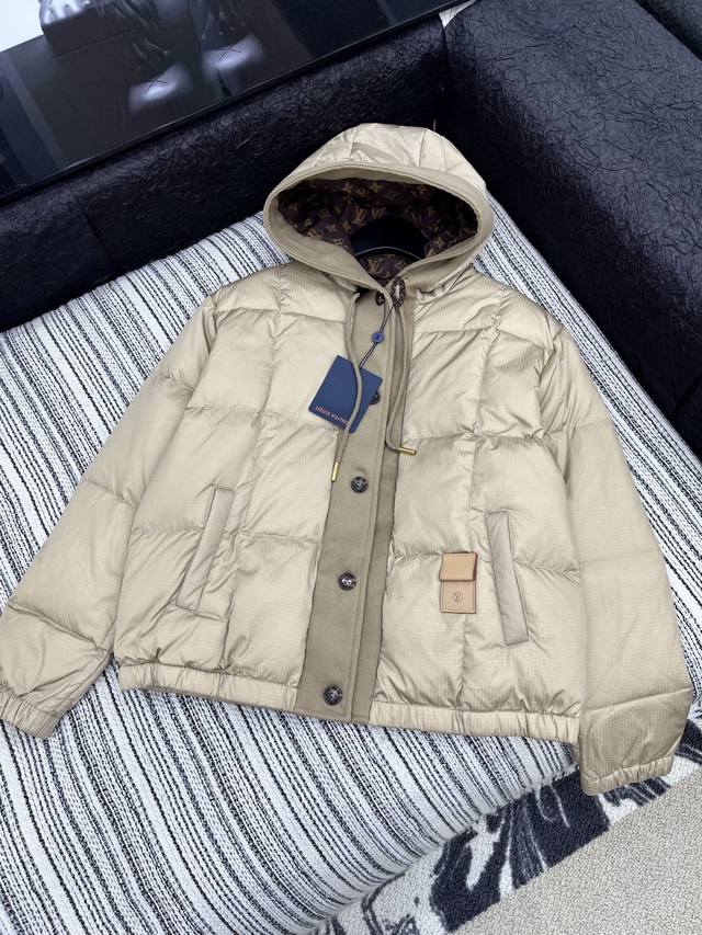 爆款现货 原单品质 Lv｜25秋冬呢料拼接带帽羽绒外套 极简主义设计高级又时髦！以经典的版型演绎朋克风，整体轮廓分明，线条自然，老花内里，高级感拉满，贴标增添时