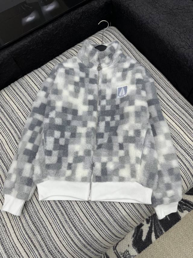 爆款现货 原版定制 Lv*｜25新款棋盘格羊羔毛拉链外套 爆单款 气质女神必入 订制胶贴装饰 满满的高级感 宽松大版 实用百搭 ，实力遮肉显瘦！永恒经典是绝对不